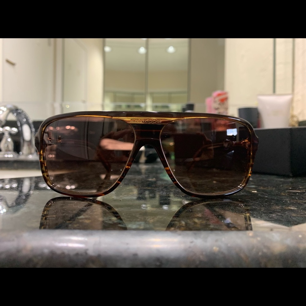 Von zippers in excellent conditions